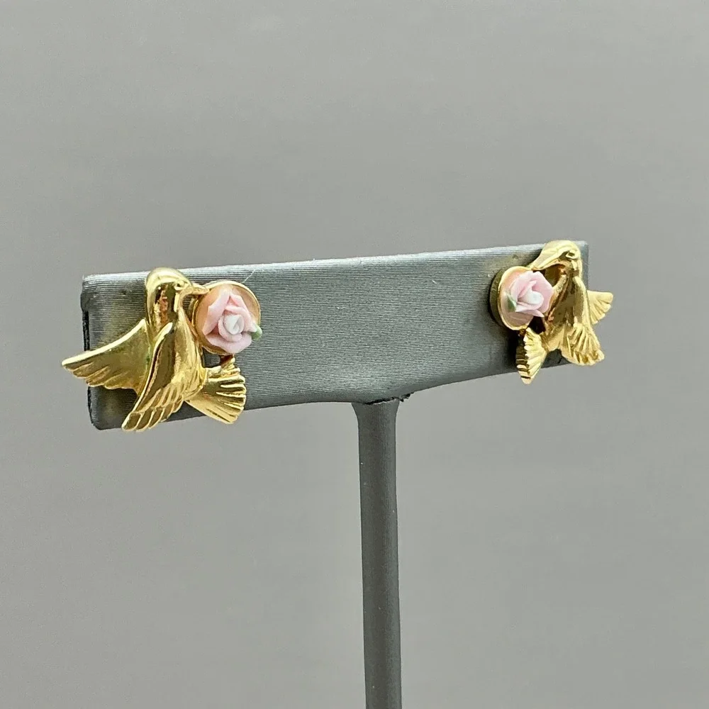 Avon Earrings Womens Gold Tone Hummingbird Pink Porcelain Rose Studs 0.75 In